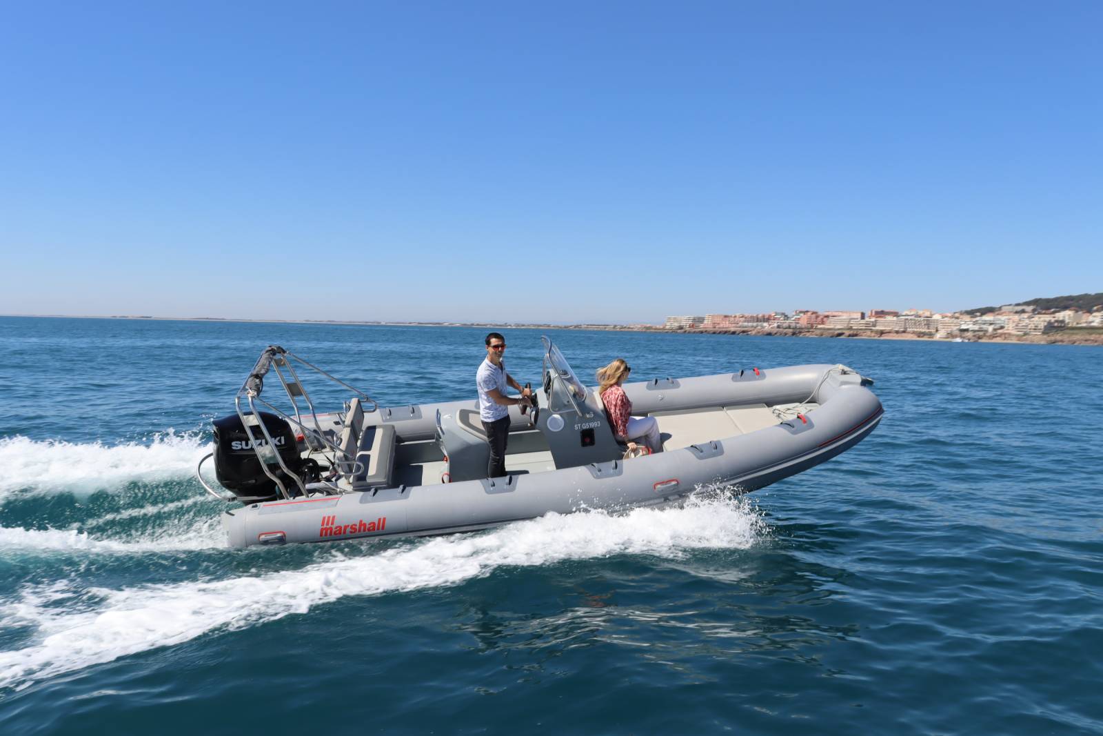 Louer un batea Louer un bateau pour sortir en mer avec un permis et puissant à 7 u pour sortir en mer avec un permis et puissant à