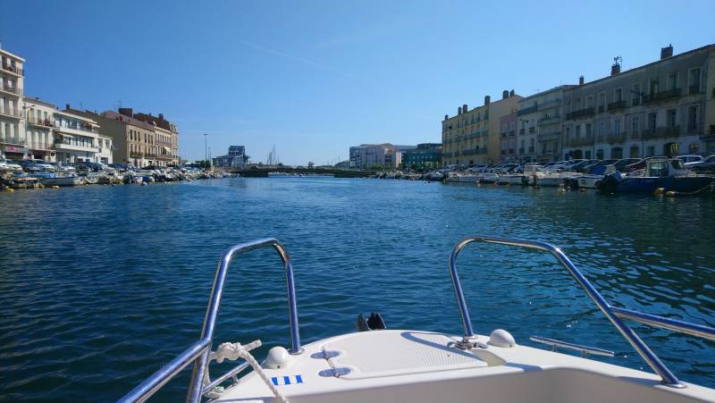 balade en bateau en famille  dans les canaux de Sète  