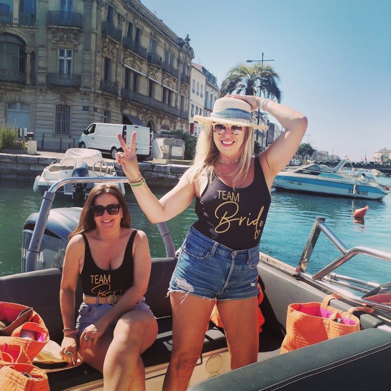 Location de bateau avec skipper et bouée tractée pour  EVJF à Sète proche de Montpellier 