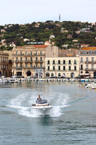 Location de bateau thermique sans permis: QUICKSILVER ACTIV 455 OPEN sur Sète