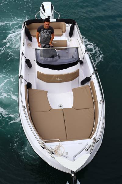 RANIERI 23.S  225cv 8 personnes location de bateau avec permis sur Sète