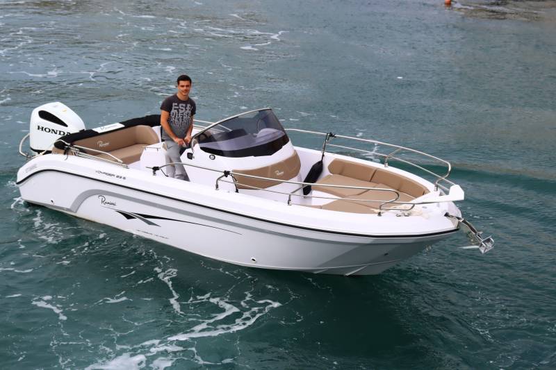 RANIERI 23.S  225cv 8 personnes location de bateau avec permis sur Sète