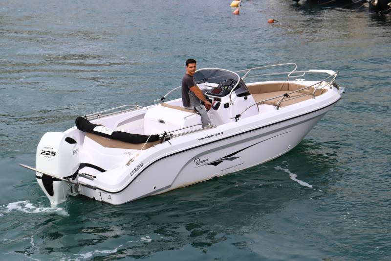 RANIERI 23.S  225cv 8 personnes location de bateau avec permis sur Sète