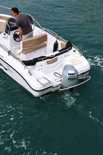 RANIERI 19.S  En location avec permis 100 cv pour 6 pers sur Sète