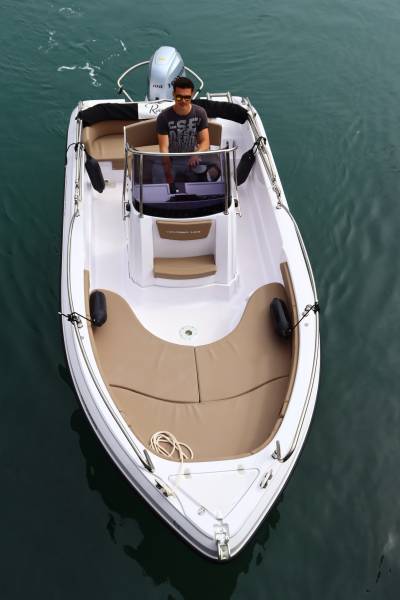 RANIERI 19.S  En location avec permis 100 cv pour 6 pers sur Sète