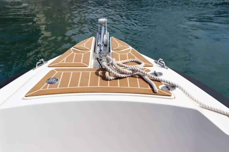 Location de bateau avec et sans permis pour EVJF sur Sète et le bassin de Thau